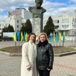 Nataliia Denysenko Instagram – 210 років Тарасу Шевченко 🤍
Сьогодні мені пощастило взяти участь у рекорді – найтривалішому декламуванні віршів Тараса Григоровича , за участі військових (4 години віршів і поем!!!) 
Приємне знайомство з незламною мером міста Бородянка , і неймовірним @ptashkin.music 👏🏻👏🏻👏🏻

На сцені я читала вірш «Мені однаково»
А який ваш улюблений вірш нашого іменинника Тараса?