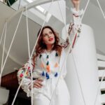 Nataliia Denysenko Instagram - В таке свято , в День Вишиванки, мені не вистачає навіть 10 фото в каруселі, щоб показати всі свої образи в вишитих сорочках 🤍 Одній з них 40 років , вона вишита моєю мамою власноруч , а бабуся зшивала сорочку 🥹🙏🏻 бережу її , як реліквію , і мрію передати далі своїй донечці або онучці… адже в ній стільки любові 🤍 Я, до речі, сьогодні вдягла вишиванку))) А ви? Скільки вишиванок хто має? Може є хтось, хто не має взагалі ?