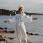 Nataliia Denysenko Instagram - В таке свято , в День Вишиванки, мені не вистачає навіть 10 фото в каруселі, щоб показати всі свої образи в вишитих сорочках 🤍 Одній з них 40 років , вона вишита моєю мамою власноруч , а бабуся зшивала сорочку 🥹🙏🏻 бережу її , як реліквію , і мрію передати далі своїй донечці або онучці… адже в ній стільки любові 🤍 Я, до речі, сьогодні вдягла вишиванку))) А ви? Скільки вишиванок хто має? Може є хтось, хто не має взагалі ?
