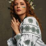 Nataliia Denysenko Instagram - В таке свято , в День Вишиванки, мені не вистачає навіть 10 фото в каруселі, щоб показати всі свої образи в вишитих сорочках 🤍 Одній з них 40 років , вона вишита моєю мамою власноруч , а бабуся зшивала сорочку 🥹🙏🏻 бережу її , як реліквію , і мрію передати далі своїй донечці або онучці… адже в ній стільки любові 🤍 Я, до речі, сьогодні вдягла вишиванку))) А ви? Скільки вишиванок хто має? Може є хтось, хто не має взагалі ?