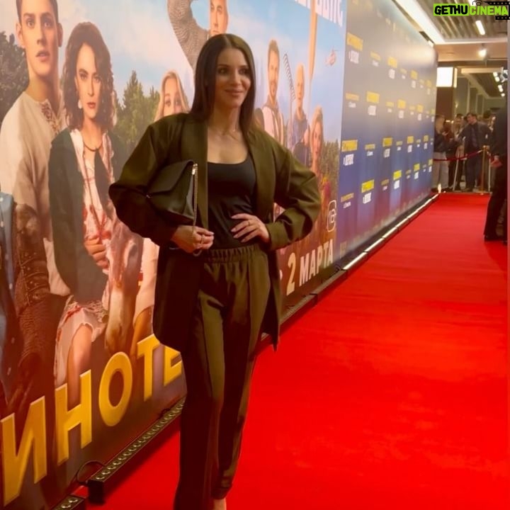 Nataliya Bichan - 3 Likes - Дурдом 🤪
1 марта у нас с @kukutiki_official был «Прямой Эфир» на детском радио интервью, я так за себя никогда не переживала, как за них в этот день…, мои зайчики отпахали 1,5 часа в эфире видео песен и танцев ( а я напомню вам, это дети, после школы , и им 11 лет)👏🔥🫣😉❤️
После,
Примчалась на премьеру классного фильма «Беспринципные в деревне»💕
Если хотите отдохнуть, посмеяться от души, и просто весело провести свой вечер, то вам сюда , рекомендую 🤪👌💃🏽
#натальябичан #бичан #бичаннаталья #актрисатеатраикино #беспринципныевдеревне