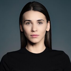 Nataliya Bichan Instagram - «Как будто нахожусь в психиатрической клинике , главное вовремя надеть халат»
.

Да, Вы заметили, как стремительно быстро изменился Мир? Люди вокруг? Кто друг? Кто Враг? Что происходит ? …как стало сложно дышать, говорить, и даже молчать…как странно люди вокруг тебя ходят и смотрят, слушают каждое слово .. много агрессии.. много злости.. ненависти .. всего этого много..везде и вокруг много.. и смерть….я растеряна, не вывожу такое количество негатива … мне надо себя собрать ..! Я была не готова .., да и вы тоже …
Я хочу каждому пожелать душевного спокойствия, здоровья и побольше улыбок , даже когда не улыбается совсем …