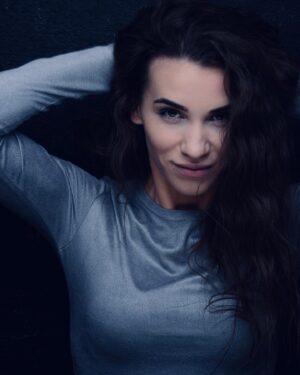 Nataliya Bichan Instagram - Дождались «картинки» свой «Звездный Час» ( листайте карусель ➡️ )😈

Почему так долго не выкладывала? Не нравилось мне на них смотреть , вспоминать, что было тогда, отсюда худоба, синяки под глазами, белый цвет лица - и это всё не фотошоп, и даже не косметология, как обвиняли меня особо «недалекие» артистки, которые, вдруг, увидели сильно выраженные скулы…🤷🏻‍♀️🤦🏻‍♀️

Хотите такие же скулы? 👌
Ок, вот вам рецепт :безработица, заточение в «корону», болезнь близких , «больные отношения» которые меня медленно, но верно убивали, полное опустошение , и не любовь к себе, а главное, забейте себя спортом 24/7 - одновременно, будет вам 46 кг, скулы от «косметолога» , худоба, синяки под глазами, и бледное лицо, кстати , хороший образ для вампира, наркоманки, психически нездорового человека, где были режиссеры ?!🤣🤭🤷🏻‍♀️😈

Я тогда потеряла себя…я существовала, а не жила, а вы ничего не знали, я так же с вами смеялась в сторис , отвечала, и была достаточно активным пользователем Instagram, маски, надевать «для общества», я научилась с детства, лучше многих .. 🎭 

Ира @irakojuhari , после фотосессии сказала: -«Ты вообще видела себя? Что с тобой происходит»? Ведь, она тогда искренне, серьезно испугалась за меня🙏🏻🫶🏻…а я не видела ..и не слышала..

Спасибо Алина @_alinaleksandrovna , именно она меня возвращала в реальность, рассказывала  ежедневно, что я красивая, умная, талантливая, не дала мне поверить в то, что на меня «вешали» два года, Карина @karinamishulina напоминала мне, что я хорошая и сильная актриса, работала со мной, снимала пробы, поддерживала, а потом, со временем, я встретила Настю @missli_na мы много разговаривали, разбирали ситуации, обиды, злость, и тут началась моя трансформация!
Девочки, огромное спасибо 🙏🏻❤️

Сейчас, я спокойно смотрю на эти фото, они мне даже нравятся, особенно глаза..🫶🏻😊

Сегодня, я люблю, ценю и уважаю себя! Трезво смотрю на мир, себя и свое окружение, занимаюсь профессией, и четко знаю, чего я хочу..!

Я не волшебник, я только учусь, но мне уже нравится наблюдать за «обновленной версией Бичан»

#бичаннаталья #натальябичан #бичан #актрисакино