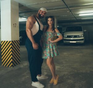 Nataliya Bichan Instagram - Backstage со съёмок клипа Родиона Газманова @rodder13 на песню «Фары» 🚘 ( ой, что будет )🙈🤩
.
Спасибо большое классному режиссёру @vetrov_vv за тёплую, семейную атмосферу на съёмочной площадке и профессионализм ( как будто отдохнула, а не поработала) 😂💃🏽, спасибо лучшему кастинг- директору всея Руси за его терпение, любовь и юмор @sergey_gorlanov , исп. Продюсер Сабина @ta_sabishka ты всё знаешь, на век в сердце 💋❤️ 
спасибо девчонкам за партнёрство, за взаимодействие, да за всё… вы классные и безумно красивые, из нас получился бы не плохой состав к сериалу «Отчаянные Домохозяйки» 😂🤩💃🏽

И конечно спасибо большое Родион за доверие и твою доброту @rodder13 

А так же огромная благодарность всей съёмочной группе: 

@lionfilm.production, @gura.s.m, @dp_igorlevchenko

Photo @ph_burba ❤️🙏🏻