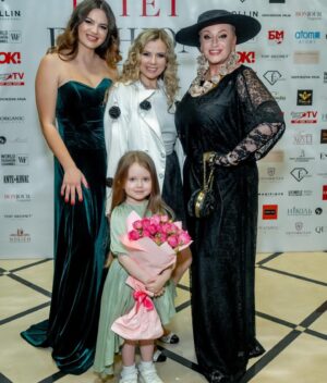 Nataliya Gulkina Instagram - Это был ещё один прекрасный опыт в роли модели 💞😉 
Благодаря удивительной и нежной Анастасии @anastasiamishina 🙏🏻❤️
@estetfw ❤️