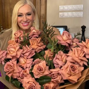 Nataliya Gulkina Instagram - Эти просто нереально красивые цветы мне подарили от бутика @gerberastudio 🌺🌺🌺🌺🌺🌺🌺
Просто восторг!!!Его хозяйка Нелли сегодня просто потрясла моё воображение этим потрясающим букетом !!! Благодарю за это чудо!!!! 🌺🌺🌺🌺🌺🌺🌺
Никаких фильтров!! 
Это реальный цвет букета!!
Огромные, роскошные бутоны роз, как будто сделанны из органзы!!! 
Вообще обожаю приезжать к вам в бутик @gerberastudio потому что помимо цветов на месте можно купить сразу и подарки!!! Просто супер!!!!🔥🔥🔥