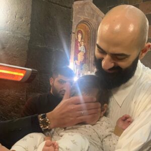 Natalya Eprikyan Instagram - С Днём Рождения, прекрасные Мои, Родные люди!!!❤️❤️ На этой фотографии сразу видно, что все в надежных и красивых руках!☝🏻😇 Ну и я рядышком всегда😈 #святыемоменты #люблюнемогу