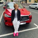 Natalya Eprikyan Instagram - Интересно, а есть такая же розовая? Или кроссовки выкинуть🤨 #infiniti_russia #infinitiqx50 #худобедношикарно #болеенеменеероскошно