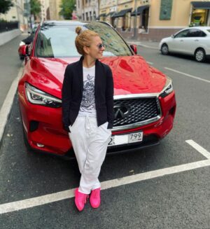 Natalya Eprikyan Instagram - Интересно, а есть такая же розовая? Или кроссовки выкинуть🤨 #infiniti_russia #infinitiqx50 #худобедношикарно #болеенеменеероскошно