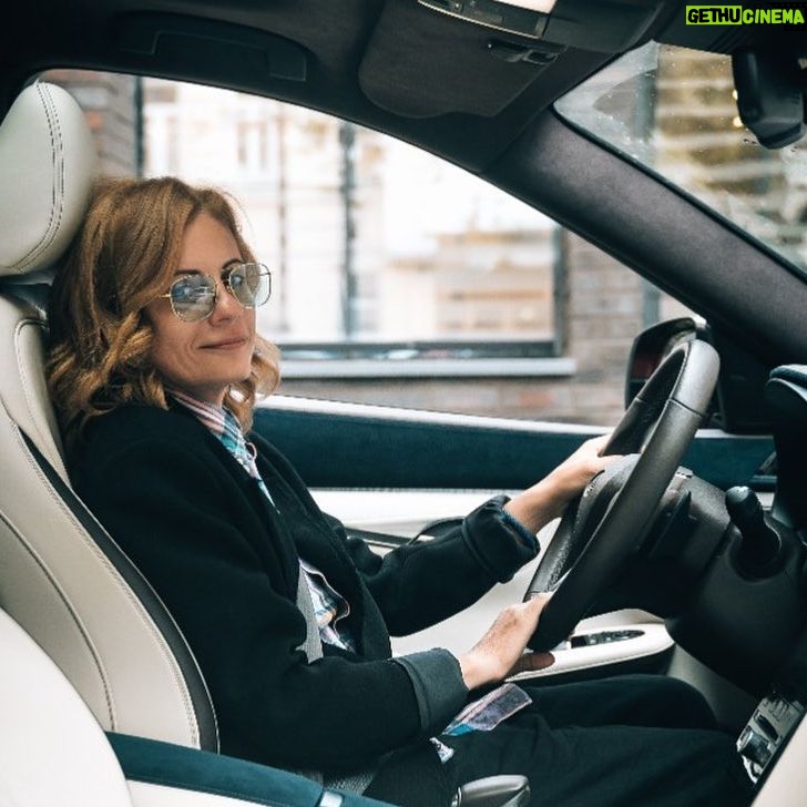 Natalya Eprikyan - 3.8K Likes - Паэхала в Октябрь!💃🚘🍁 #infinity_qx50