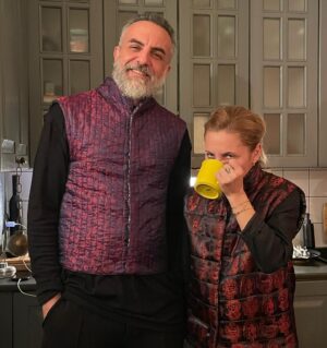 Natalya Eprikyan Instagram - Арсенчик, Арсенио, Арсений, ААААААРС!!!! ❤️❤️❤️❤️❤️❤️❤️❤️❤️❤️❤️❤️Как же хорошо, что ты родился!!!! Думаю, не только мне повезло знать тебя, любить тебя, дружить с тобой!!! Если Бог создал человека, то ты одна из лучших его работ!!! И даже мифические боги признают твою силу!!! Ты настолько прекрасен и неуязвим, что твоя ахилла рвется даже не в бою, а в танце!!! Аполлон нервно жует свои кудри, глядя на твои и видя, как ты резво скачешь на костылях, расчищая путь заливистым смехом!!! Это еще одно непобедимое твоё оружие!!! Но самое главное - это твоё сердце!!! Наверное оно заполняет всю грудную клетку, потеснив даже твою могучую печень!🙄 Я тебе желаю не меняться! Не разочаровываться! Быть уверенным в себе! Делать всё, что взбредет в твою кучерявую голову! Потому, что ты в отличие от многих смотришь наверх ВСЕГДА! Но, не забывай смотреть под ноги😂😂😂😂😂 С Днём Рождения, любовь моя❤️❤️❤️❤️❤️❤️❤️❤️❤️❤️❤️❤️