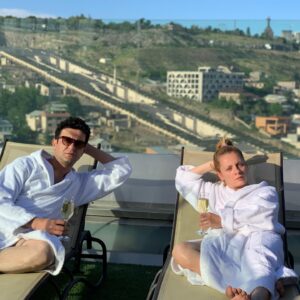 Natalya Eprikyan Instagram - Ереван маленький, жизнь короткая🥂 #худобедношикарно #вмерусекси #болеенеменеероскошно #yerevan #armenia @arsengrigoryan