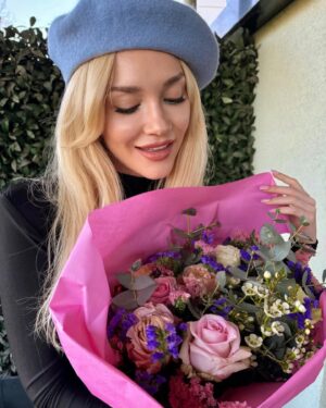 Natalya Mogilenets Instagram - Любі жінки🤗 Матері, доньки, подруги і всі-всі представниці прекрасної статі! Вітаю вас з днем 8 березня! Бажаю, щоб ваші серця належали тим, хто любить і обожнює вас, щоб кожен день ви відчували турботу, відданість, вірність і підтримку! Кохайте самі і будьте завжди коханими🌸❤️