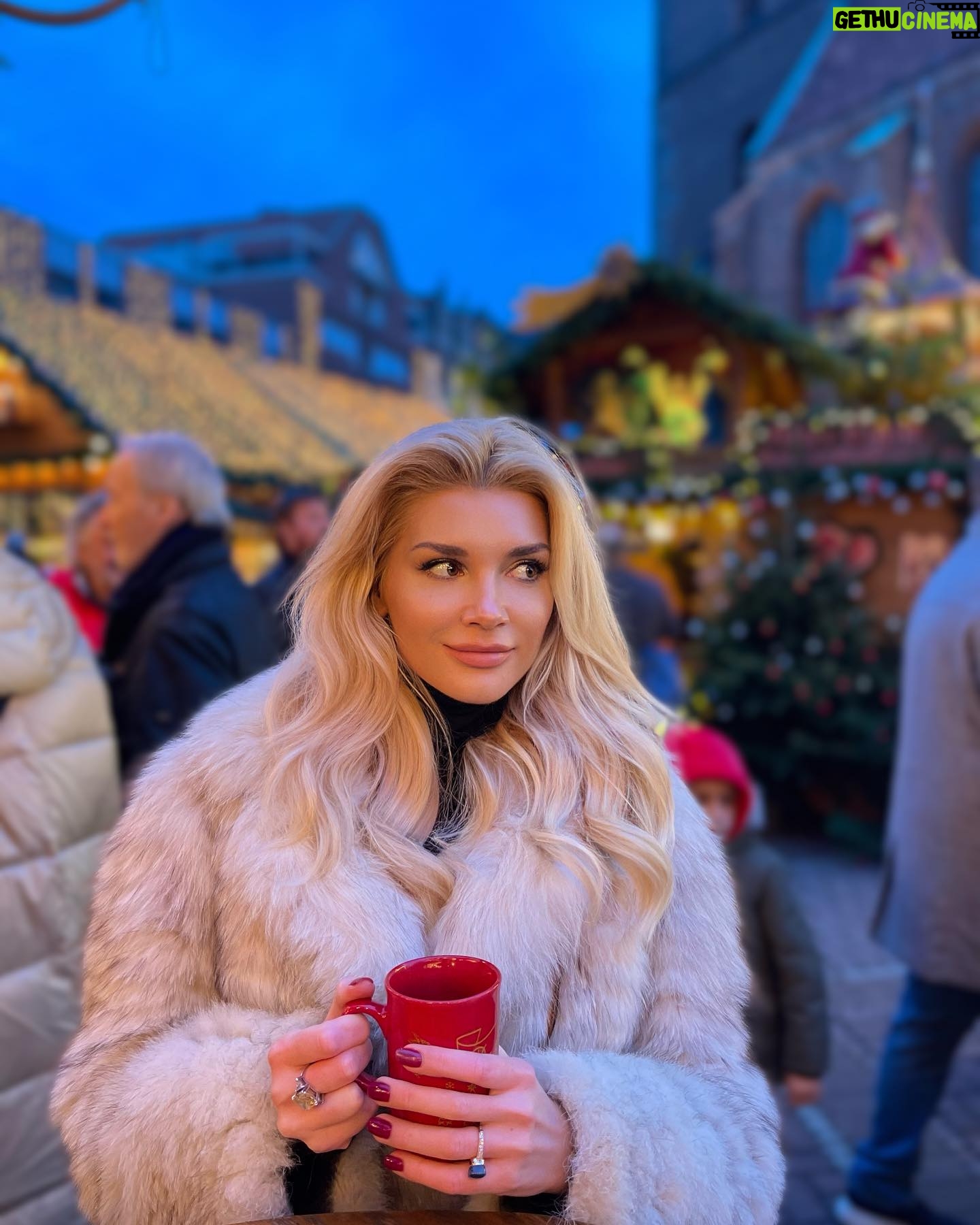 Natalya Mogilenets Instagram - Передноворічні дні – час спогадів і світлих думок. Коли, як в дитинстві, хочеться вірити в чудеса і опинитися в казці😍
