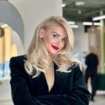 Natalya Mogilenets Instagram - Весна - це час краси, натхнення та оновлення 🥰 У свій приїзд до Києва, я намагаюсь зробити все і одразу😅 І попрацювати у студії, і навести красу🙈Бо в Україні найкращі майстри в бьюті сфері. Сьогодні я познайомилася з новим салоном @zmina.kyiv . Дуже дякую дівчатам, які врятували моє волосся від невдалого фарбування. Майстри цього салону не тільки роблять гарні, якісні фарбування будь - якої складності, а ще й безпечні, бо це дуже важливо - максимально зберігати здоровʼя волосся🥰 Тому моє фарбування було без використання порошку. Мені дуже подобається, а як вам?🤗