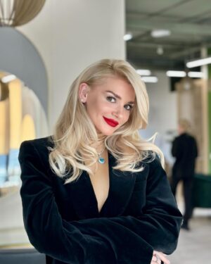 Natalya Mogilenets Instagram - Весна - це час краси, натхнення та оновлення 🥰 У свій приїзд до Києва,  я намагаюсь зробити все і одразу😅 І попрацювати у студії, і навести красу🙈Бо в Україні найкращі майстри в бьюті сфері.  Сьогодні я познайомилася з новим салоном @zmina.kyiv . Дуже дякую дівчатам, які врятували моє волосся від невдалого фарбування. Майстри цього салону не тільки роблять гарні, якісні фарбування будь - якої складності, а ще й безпечні, бо це дуже важливо - максимально зберігати здоровʼя волосся🥰 Тому моє фарбування було без використання порошку. Мені дуже подобається, а як вам?🤗