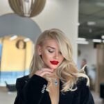 Natalya Mogilenets Instagram - Весна - це час краси, натхнення та оновлення 🥰 У свій приїзд до Києва, я намагаюсь зробити все і одразу😅 І попрацювати у студії, і навести красу🙈Бо в Україні найкращі майстри в бьюті сфері. Сьогодні я познайомилася з новим салоном @zmina.kyiv . Дуже дякую дівчатам, які врятували моє волосся від невдалого фарбування. Майстри цього салону не тільки роблять гарні, якісні фарбування будь - якої складності, а ще й безпечні, бо це дуже важливо - максимально зберігати здоровʼя волосся🥰 Тому моє фарбування було без використання порошку. Мені дуже подобається, а як вам?🤗