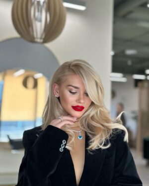 Natalya Mogilenets Instagram - Весна - це час краси, натхнення та оновлення 🥰 У свій приїзд до Києва,  я намагаюсь зробити все і одразу😅 І попрацювати у студії, і навести красу🙈Бо в Україні найкращі майстри в бьюті сфері.  Сьогодні я познайомилася з новим салоном @zmina.kyiv . Дуже дякую дівчатам, які врятували моє волосся від невдалого фарбування. Майстри цього салону не тільки роблять гарні, якісні фарбування будь - якої складності, а ще й безпечні, бо це дуже важливо - максимально зберігати здоровʼя волосся🥰 Тому моє фарбування було без використання порошку. Мені дуже подобається, а як вам?🤗