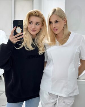 Natalya Mogilenets Instagram - У свій приїзд до Києва, я просто не могла не завітати до свого косметолога @kushnirenkotatyana . Вже протягом багатьох років, Таня робить дива з моєю шкірою, і зберігає мою молодість та красу 😏😂 Кожній жінці потрібен свій фахівець, якому можна довіряти.
Тому, дівчатка, якщо ви шукаєте гарного косметолога, ось вам мої рекомендації 💁🏼‍♀️І якщо буде цікаво, можу поділитися своїми  секретиками краси,  і назвати топ найулюбленіших процедур🤗