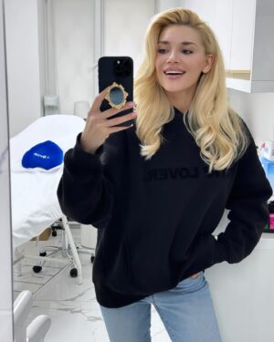 Natalya Mogilenets Instagram - У свій приїзд до Києва, я просто не могла не завітати до свого косметолога @kushnirenkotatyana . Вже протягом багатьох років, Таня робить дива з моєю шкірою, і зберігає мою молодість та красу 😏😂 Кожній жінці потрібен свій фахівець, якому можна довіряти.
Тому, дівчатка, якщо ви шукаєте гарного косметолога, ось вам мої рекомендації 💁🏼‍♀️І якщо буде цікаво, можу поділитися своїми  секретиками краси,  і назвати топ найулюбленіших процедур🤗