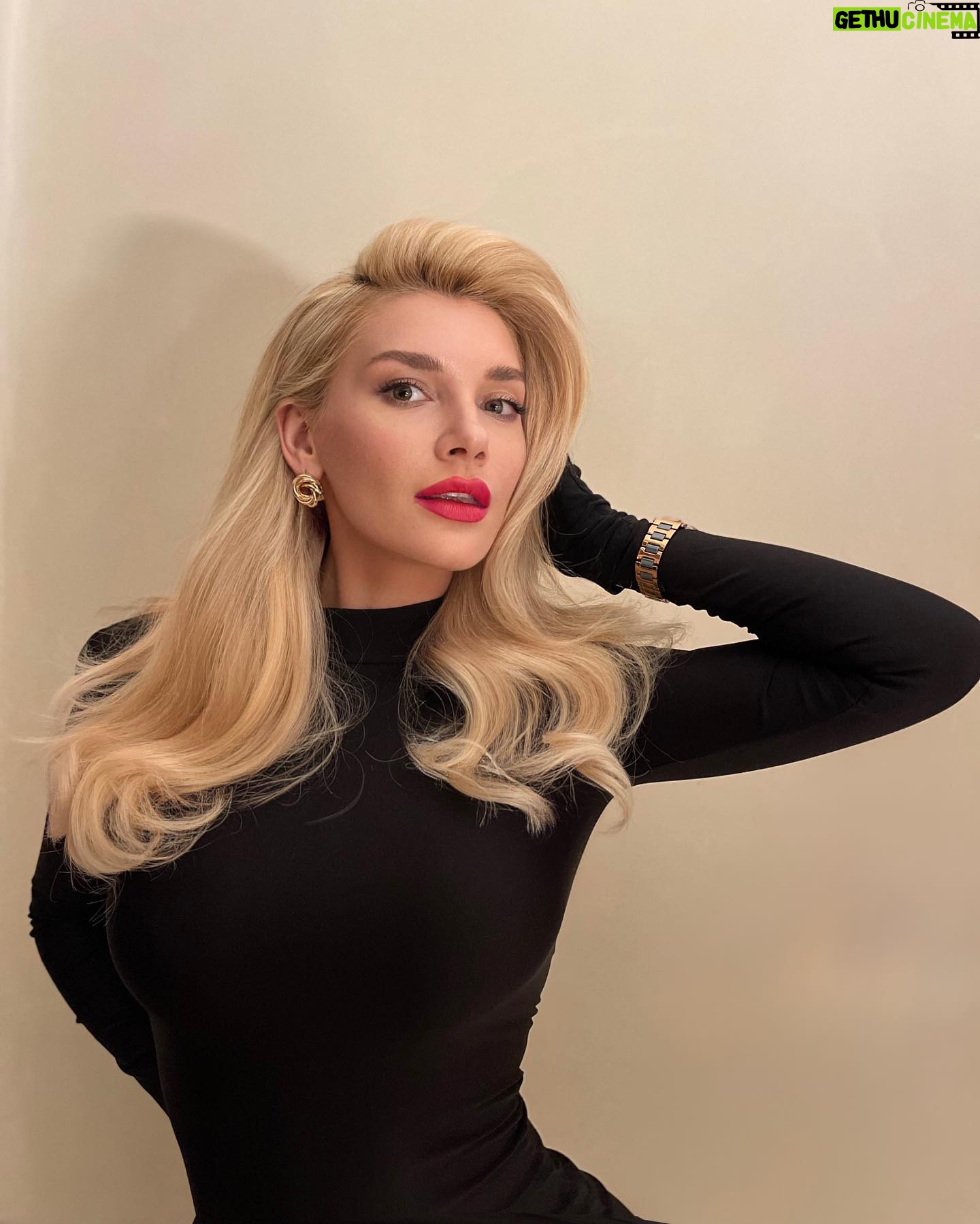 Natalya Mogilenets Instagram - По при всі негаразди ми зустрічаємо 2024 рік з любовʼю і вдячністю❤️
