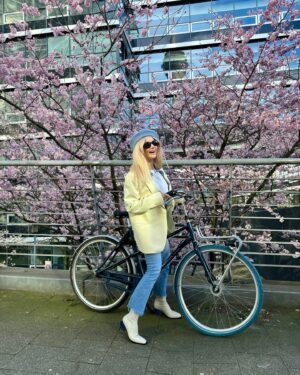 Natalya Mogilenets Instagram - Весна почалася, а з нею й прогулянки містом😍 Кого покатати на залізному коні?😏🚴🏼‍♀️