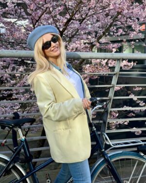 Natalya Mogilenets Instagram - Весна почалася, а з нею й прогулянки містом😍 Кого покатати на залізному коні?😏🚴🏼‍♀️