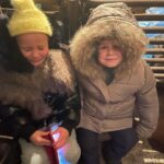 Natalya Mogilenets Instagram - 24 лютого – день, який змінив життя кожного українця, день який назавжди залишиться в нашій пам’яті💔 2 роки болю і горя, але боротьби за свободу та життя… Памʼятаю усе, як зараз…Відчуття страху та тривоги, нерозуміння та сльози! ВІЙНА! Мозок відчайдушно пручався проти реальності. На фото Мартін і Даша…Наша перша ніч у підвалі…На ранок всі прокинулись від вибуху будинку напроти… Дякую нашим героям🙏🏻 Саме завдяки нашим захисникам і захисницям Україна стоїть міцно, бореться й живе… І вічна памʼять тим воїнам, які віддали своє життя, захищаючи нас і наших дітей🙏🏻💛💙