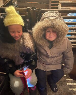 Natalya Mogilenets Instagram - 24 лютого – день, який змінив життя кожного українця, день який назавжди залишиться в нашій пам’яті💔 2 роки болю і горя, але боротьби за свободу та життя… Памʼятаю усе, як зараз…Відчуття страху та тривоги, нерозуміння та сльози! 
ВІЙНА! Мозок відчайдушно пручався проти реальності. 
На фото Мартін і Даша…Наша перша ніч у підвалі…На ранок всі прокинулись від вибуху будинку напроти…

Дякую нашим героям🙏🏻
Саме завдяки нашим захисникам і захисницям Україна стоїть міцно, бореться й живе… І вічна памʼять тим воїнам, які віддали своє життя, захищаючи нас і наших дітей🙏🏻💛💙