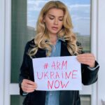 Natalya Mogilenets Instagram - 24 лютого – день, який змінив життя кожного українця, день який назавжди залишиться в нашій пам’яті💔 2 роки болю і горя, але боротьби за свободу та життя… Памʼятаю усе, як зараз…Відчуття страху та тривоги, нерозуміння та сльози! ВІЙНА! Мозок відчайдушно пручався проти реальності. На фото Мартін і Даша…Наша перша ніч у підвалі…На ранок всі прокинулись від вибуху будинку напроти… Дякую нашим героям🙏🏻 Саме завдяки нашим захисникам і захисницям Україна стоїть міцно, бореться й живе… І вічна памʼять тим воїнам, які віддали своє життя, захищаючи нас і наших дітей🙏🏻💛💙