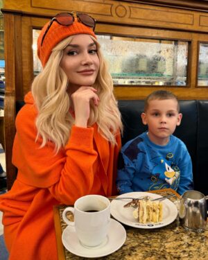 Natalya Mogilenets Instagram - Бажаємо вам з Мартіном гарного настрою 🐒🤗