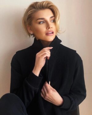 Natalya Mogilenets Instagram - Зловила себе на думці, що останнім разом, всі мої публікації тільки з важливих подій мого життя ... Я зовсім перестала ділитися своїм життям ... Бо змінився сенс і я сама…Не знаю, добре це, чи  погано?
Я завжди дію за своїми відчуттями…Моє життя змінилося, як і всіх українців. Сьогодні рік, як немає мого батька…Я щоразу прокручую, як би я могла його провезти з окупації Херсона… І врятувати…Дуже сумую і розумію, що війна забрала найдорожче…Цінуйте своїх батьків, поки вони з вами❤️