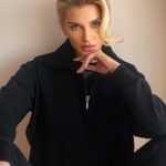 Natalya Mogilenets Instagram - Зловила себе на думці, що останнім разом, всі мої публікації тільки з важливих подій мого життя ... Я зовсім перестала ділитися своїм життям ... Бо змінився сенс і я сама…Не знаю, добре це, чи погано? Я завжди дію за своїми відчуттями…Моє життя змінилося, як і всіх українців. Сьогодні рік, як немає мого батька…Я щоразу прокручую, як би я могла його провезти з окупації Херсона… І врятувати…Дуже сумую і розумію, що війна забрала найдорожче…Цінуйте своїх батьків, поки вони з вами❤️