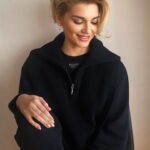 Natalya Mogilenets Instagram - Зловила себе на думці, що останнім разом, всі мої публікації тільки з важливих подій мого життя ... Я зовсім перестала ділитися своїм життям ... Бо змінився сенс і я сама…Не знаю, добре це, чи погано? Я завжди дію за своїми відчуттями…Моє життя змінилося, як і всіх українців. Сьогодні рік, як немає мого батька…Я щоразу прокручую, як би я могла його провезти з окупації Херсона… І врятувати…Дуже сумую і розумію, що війна забрала найдорожче…Цінуйте своїх батьків, поки вони з вами❤️