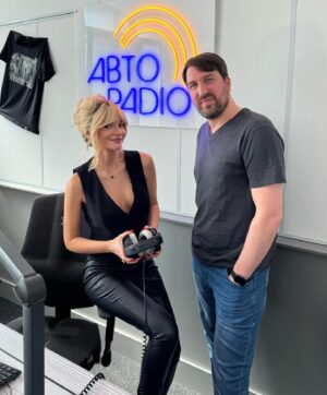 Natalya Mogilenets Instagram - Запремʼєрили сьогодні нову пісню «Переболіло»🔥Дякую @radiopyatnica @avtoradio_ua @nrjukraine за ефіри🥰Хто слухав?😏