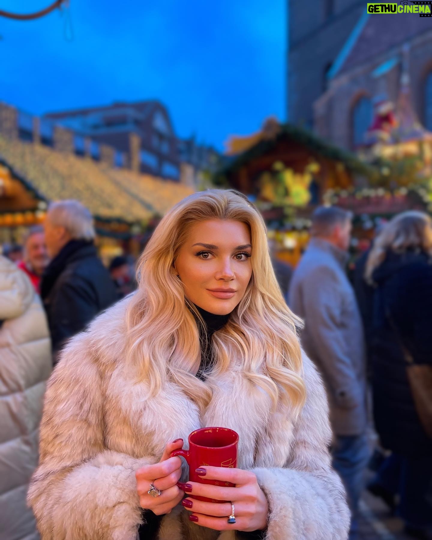 Natalya Mogilenets Instagram - Передноворічні дні – час спогадів і світлих думок. Коли, як в дитинстві, хочеться вірити в чудеса і опинитися в казці😍