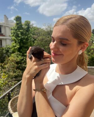 Natasa Exintaveloni Instagram - Αυτός είναι ο Αντώνης. 
Τον βρήκαμε με την Εύη και τον Κωστή στον κήπο του γυρίσματος ανάμεσα στα αδέλφια του, που δεν κατάφεραν να επιβιώσουν. 
Ο Αντώνης εμφανίστηκε μπροστά μου ΤΗ ΧΕΙΡΟΤΕΡΗ ΣΤΙΓΜΗ που θα μπορούσε- καμπή ψυχική, δουλειά όλη μέρα στο γύρισμα, βράδυ παράσταση, αλλεργία στις γάτες και δε θα απέκλεια και κάποια αλλεργία στα μωρά εν γένει. Αλήθεια το τελευταίο πράγμα που μου χρειαζόταν ήταν να βάζω ξυπνητήρι μέσα στη νύχτα για να ταΐζω ένα ανήμπορο πλάσμα και να είμαστε αχώριστοι σε δουλειές, βόλτες, ψυχοθεραπείες, αμάξια, καναπέδες, καμαρίνια.
Όμως: Ο Αντώνης εμφανίστηκε μπροστά μου την ΚΑΛΥΤΕΡΗ ΣΤΙΓΜΗ που θα μπορούσε. Για να μου θυμίσει ότι στη ζωή, στην αγάπη και στην αλήθεια δε γίνεται να έχεις τον έλεγχο. Μάλλον γίνεται, αλλά δεν έχει πλάκα. 
Ο Αντώνης θα ζήσει αν με ρωτάτε (όποια και να είναι τα προγνωστικά) γιατί έχει επαληθεύσει τη ζωή ήδη 4-5 φορές και τον γνωρίζω μόνο δυο μέρες. 
Τον Αντώνη δεν ξέρω αν τον αγαπώ ή αν τον φοβάμαι. Νομίζω όμως ότι δεν υπάρχει πιο τρομακτικό πράγμα απο το να αγαπάς ήδη ένα πλάσμα που δεν έχεις προλάβει να καταλάβεις τι είναι ή τι μπορεί να γίνει για εσένα ή, ακόμη χειρότερα, τι μπορεί να προκαλέσει στην καρδιά σου. Αλλά δεν υπάρχει και τίποτα που να μπορεί να συγκριθεί με αυτόν τον έρωτα ή αυτή την αγάπη. 

Μόνο μια βουτιά χωρίς μάσκα στα νερά ενός αγνώστου νησιού; 
Ίσως με αυτό να μπορεί να συγκριθεί ναι.