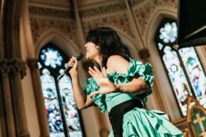 Natasha Khan Instagram - Some photos from this weekend performing with Lara Somogyi: just the harp, vocals and the acoustics of the church 🌹

Tomorrow I’m back with the band for our first sold out show in Oxford. Final tickets for the tour via the link in my bio 🌀🤍🌀

@laraharp @banquetrecords