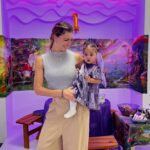 Natasha Domínguez Instagram - Un año siendo mamá de 2, y mi princesa no se merecía menos. Sencillo pero mágico, te cuento más detalles en el video!🫶🏼😍 Lugar: @carolinelittlehouse Torta: @noibelycakes Y con la gente tan especial que nos acompañó, no necesitamos nada más🙏🏻