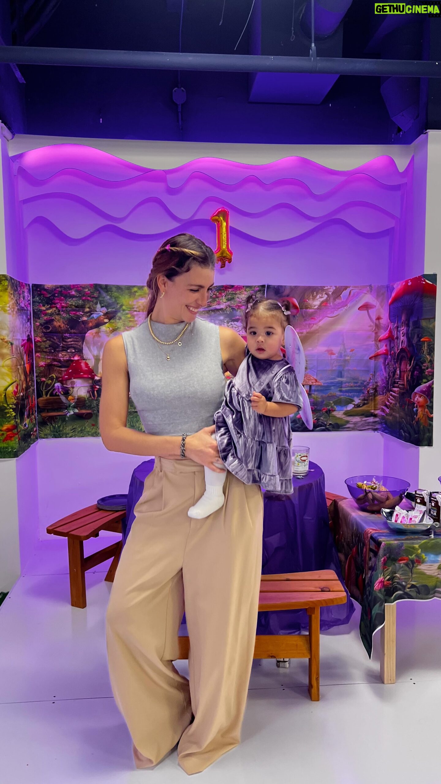 Natasha Domínguez Instagram - Un año siendo mamá de 2, y mi princesa no se merecía menos. Sencillo pero mágico, te cuento más detalles en el video!🫶🏼😍 Lugar: @carolinelittlehouse Torta: @noibelycakes Y con la gente tan especial que nos acompañó, no necesitamos nada más🙏🏻
