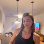 Natasha Domínguez Instagram - Cuando me dicen: “enfócate en una cosa a la vez” Yo: “practico matemáticas con Tobías, lavo los platos, cocino la comida de mañana y atiendo un meet call!! Ah! Y grabo contenido…😏 #multitasking #sisepuede #momlife #influencer #trend