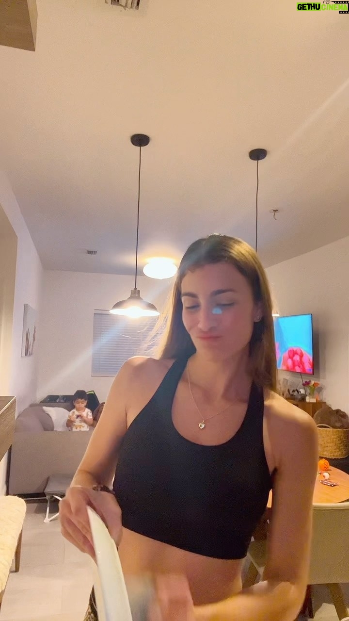 Natasha Domínguez Instagram - Cuando me dicen: “enfócate en una cosa a la vez” Yo: “practico matemáticas con Tobías, lavo los platos, cocino la comida de mañana y atiendo un meet call!! Ah! Y grabo contenido…😏 #multitasking #sisepuede #momlife #influencer #trend