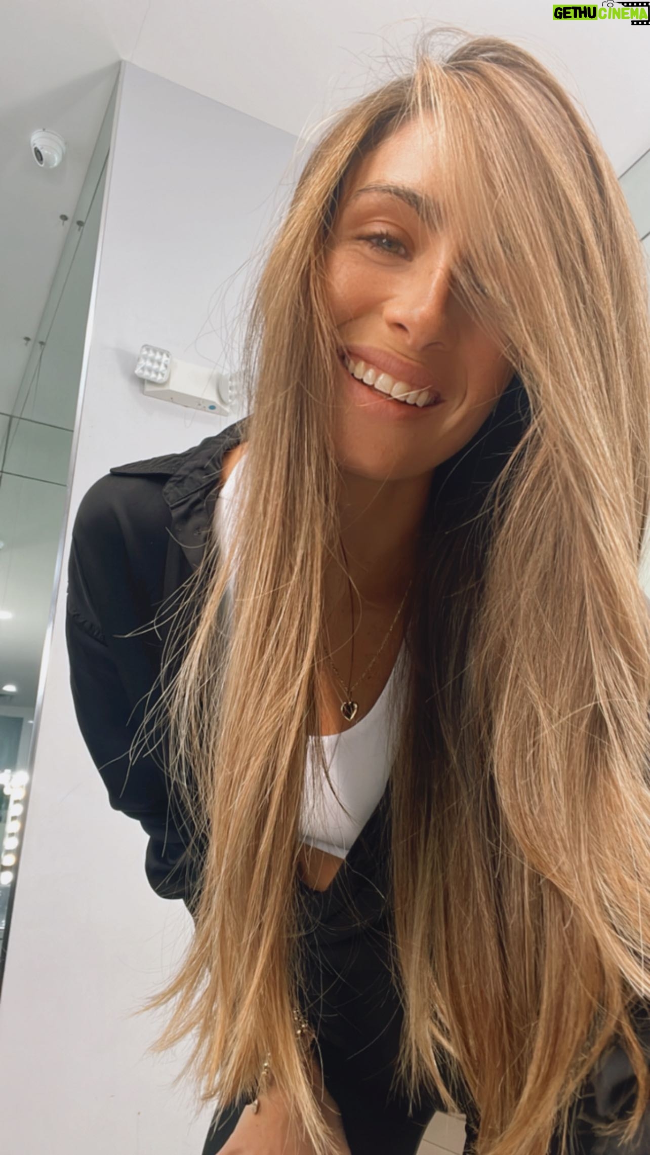 Natasha Domínguez Instagram - Adivina que % de los colocas en tu piel es absorbido por tu cuerpo? A) 100% B) 60% C) 15% D) No se absorbe @evaavobeauty 🫶🏼 #losleo #skincare #hair #healthy #influencer