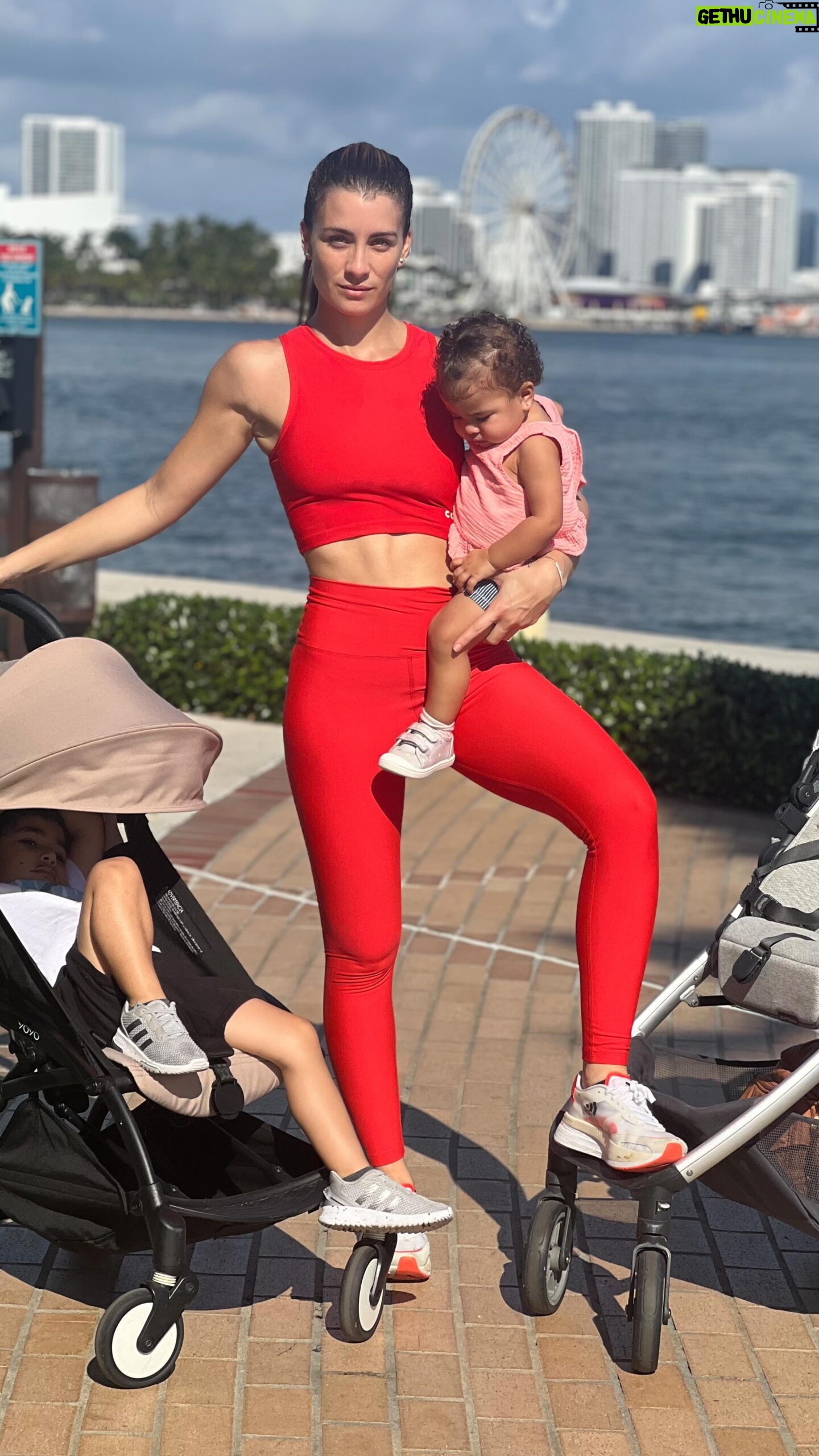 Natasha Domínguez Instagram - Díganme que no soy la única a la que no le sale la toallita 🫠🫠🫠 no ayudan!!