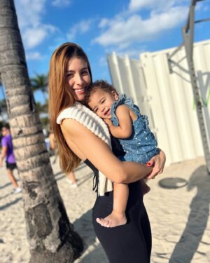 Natasha Domínguez Instagram - Hay mayor motivación que los hijos? Yo quiero ser mejor cada día por ellos✨🤍 Los Amo! Agradezco por estas dos semanas de vacaciones que pensé iban a ser interminables, me las he disfrutado mucho!! Primera vez que comparto TANTO con los dos sin pensar en nada más que ellos, no trabajé estas dos semanas, ellos eran mi foco 24/7 y wow!❤️❤️ que diferencia es estar presente con todos tus sentidos todo el día para ellos😍✨ que bendición🙏🏻 #momlife #goals #2024 #love