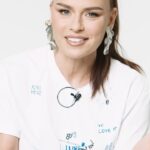 Natasza Urbańska Instagram - Aby zapewnić Wam pełen muzycznych wrażeń wypoczynek, przed majówką nasze studio odwiedziła Natasza. Jak wokalistka poradziła sobie z dwudziestoma hasłami ELLE Music Game? Odpowiedź może być tylko jedna: śpiewająco! 🎵 . #natasza #nataszaurbanska #ellemusicgame Bohaterka: @nataszaofficial Produkcja: @jeannemisiarz Wideo: @marcin_chudek