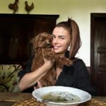 Natasza Urbańska Instagram - Jak Wam mija dzień? U mnie spektakl „Mistrz&Małgorzata” później rosołek i okład z pieska 🐶 a wieczorem …. koncert @mahmood !!! Nie mogę się doczekać ! 🕺🏻