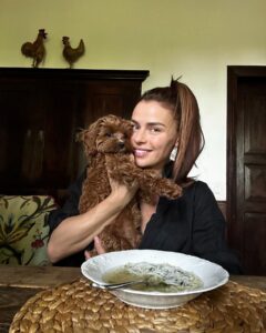 Natasza Urbańska Instagram - Jak Wam mija dzień? U mnie spektakl „Mistrz&Małgorzata” później rosołek i okład z pieska 🐶 a wieczorem …. koncert @mahmood !!! Nie mogę się doczekać ! 🕺🏻