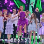Natasza Urbańska Instagram – Kochani,
Wiedziałam że program @thevoicekidstvp generuje tyle emocji jak go oglądasz przed telewizorem, wygodnie na kanapie ale dopiero jak siadasz na TEN fotel emocje sięgają zenitu . Nie sądziłam, że aż tak ! #foteltolawa 🌋
Każdy z tych maluchów ma marzenia, o tym by dawać radość widzom i rozrywkę poprzez swój śpiew . To inspirujące jak tak młode osoby walczą o siebie . Niech będą dla Was inspiracją , niech ich występy i ciężka praca nad soba dodadzą Wam odwagi w dążeniu do realizacji swoich celów . Ci mali wojownicy nie powiedzieli jeszcze ostatniego słowa!

Ten program ma głębsze znaczenie a ja…Zyskałam nowych przyjaciół , mam ogromną rodzinę i poczucie spełnienia że mogłam złapać za te małe dłonie i zrobić z nimi ten mały krok ku wielkim marzeniom ! 💜
