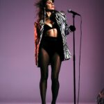 Natasza Urbańska Instagram – Kochani,
Jutro o 8:00 rano, prosto z platformy Canal  na mój kanał Youtube wlatuje cały koncert RAJD44 z 2021 roku.
To dla mnie bardzo ważny repertuar, bo osobisty. Kto mnie nie poznał z tej strony to przedstawiam Wam moją drogę pełną zakrętów , ale zawsze do celu…
Mimo iż poobijana już się nie zatrzymam….

Dziękuję @sampler_orchestra za Waszą wrażliwość przy tym projekcie ! Za tamten czas !